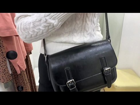 ❤️ Masturbazzjoni pubblika tal-kelba żagħżugħa FeralBerry b'dildo fil-kamra tal-armar ️ Porn iebes fil-porn mt.desixxxtube.ru ﹏